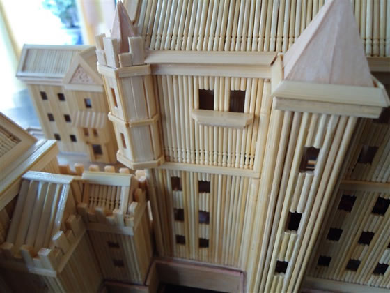 简单的一把美工刀,万能胶水,尺子,铅笔,牙签,筷子……就是这些工具.