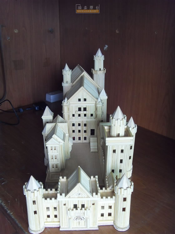 简单的一把美工刀,万能胶水,尺子,铅笔,牙签,筷子……就是这些工具.