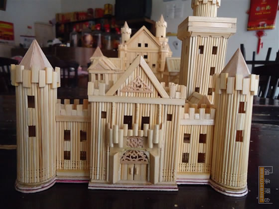 简单的一把美工刀,万能胶水,尺子,铅笔,牙签,筷子……就是这些工具.