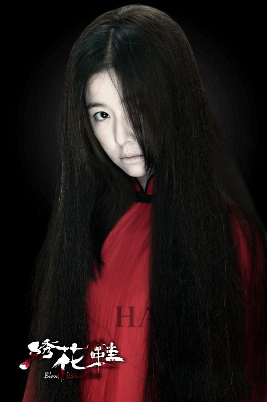 林心如的第一部鬼片还是她在1999年和谢霆锋一同主演的《魔镜》,说