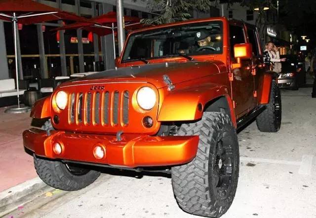 给詹皇跪了！有豪车、会歌唱、还会打球？