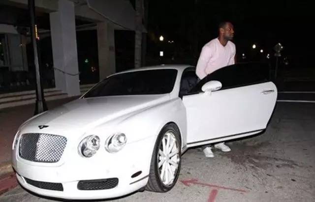 给詹皇跪了！有豪车、会歌唱、还会打球？