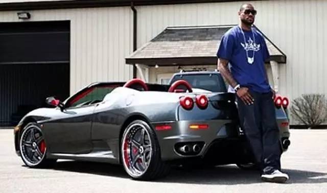 给詹皇跪了！有豪车、会歌唱、还会打球？