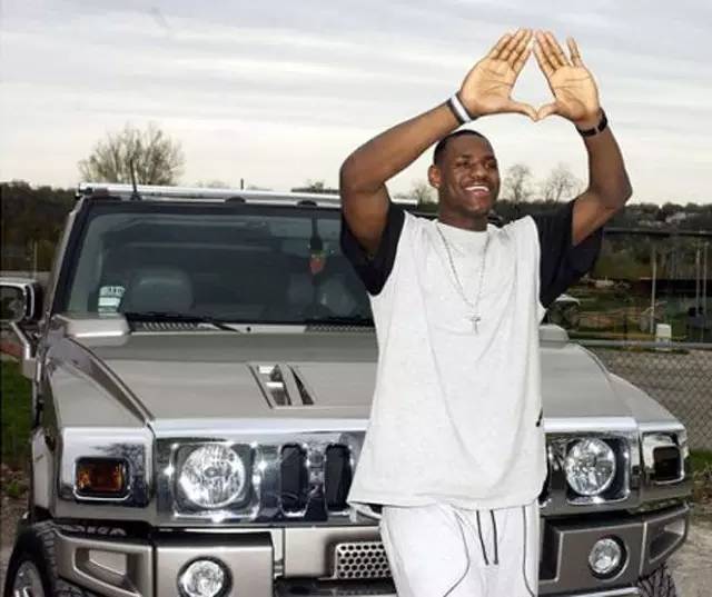 给詹皇跪了！有豪车、会歌唱、还会打球？