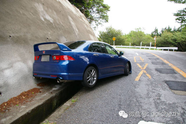 他用排水渠过弯，结果童话里都是骗人的