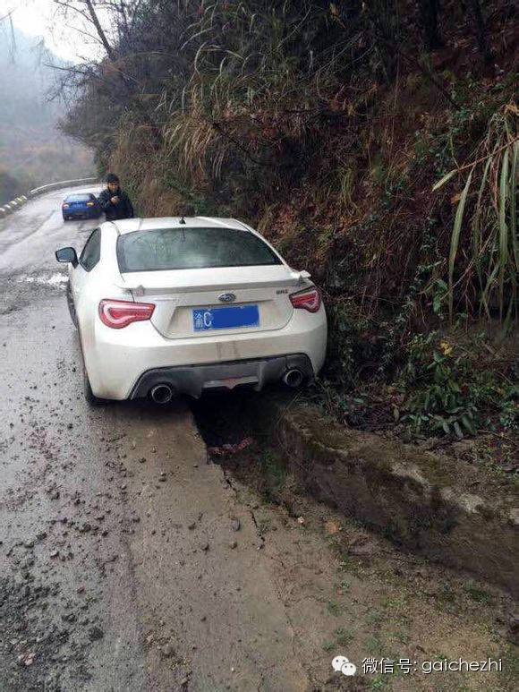 他用排水渠过弯，结果童话里都是骗人的