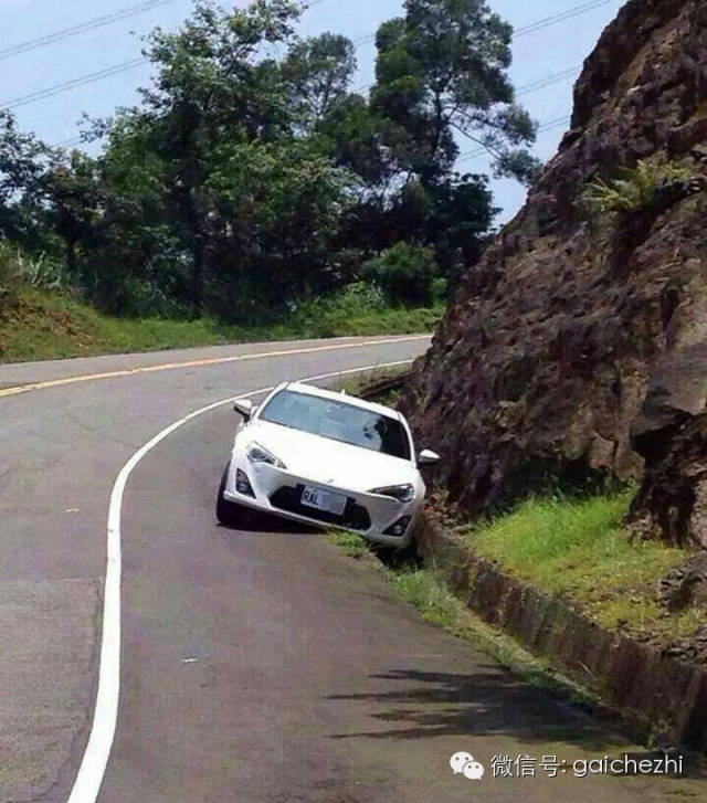 他用排水渠过弯，结果童话里都是骗人的