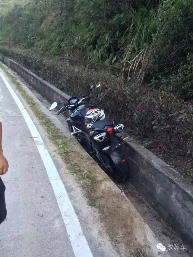 他用排水渠过弯，结果童话里都是骗人的