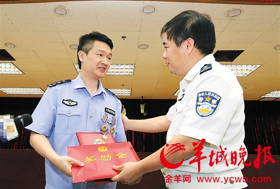 东莞市副市长,公安局局长杨东来为郑浩源发奖