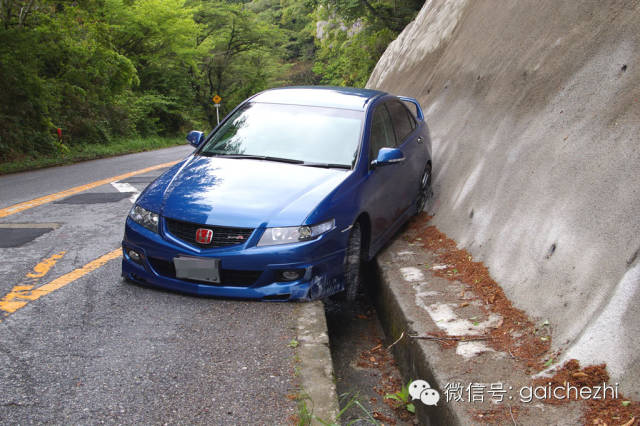 他用排水渠过弯，结果童话里都是骗人的