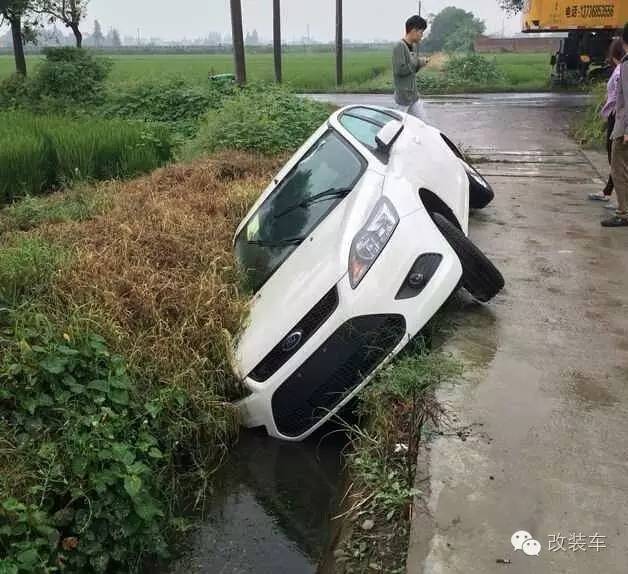 他用排水渠过弯，结果童话里都是骗人的