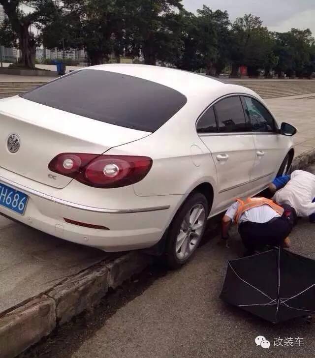 他用排水渠过弯，结果童话里都是骗人的