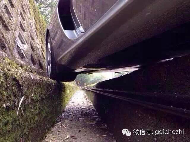 他用排水渠过弯，结果童话里都是骗人的