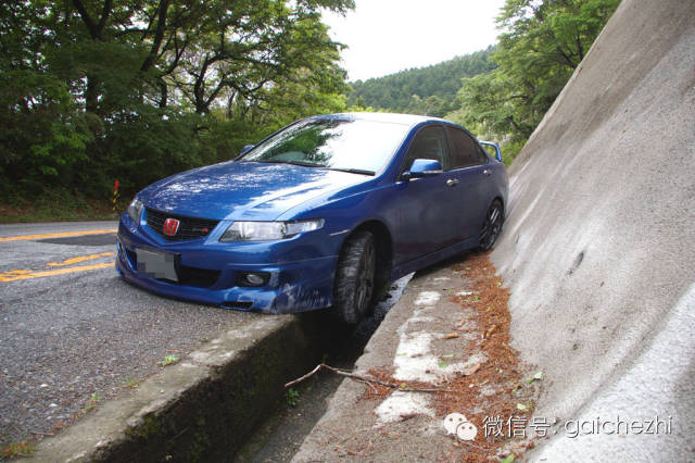 他用排水渠过弯，结果童话里都是骗人的