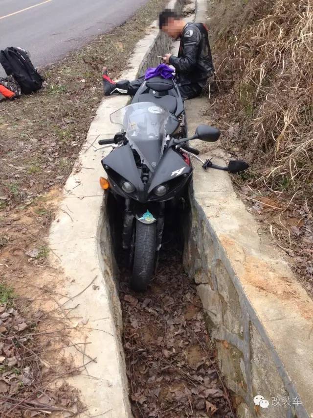 他用排水渠过弯，结果童话里都是骗人的