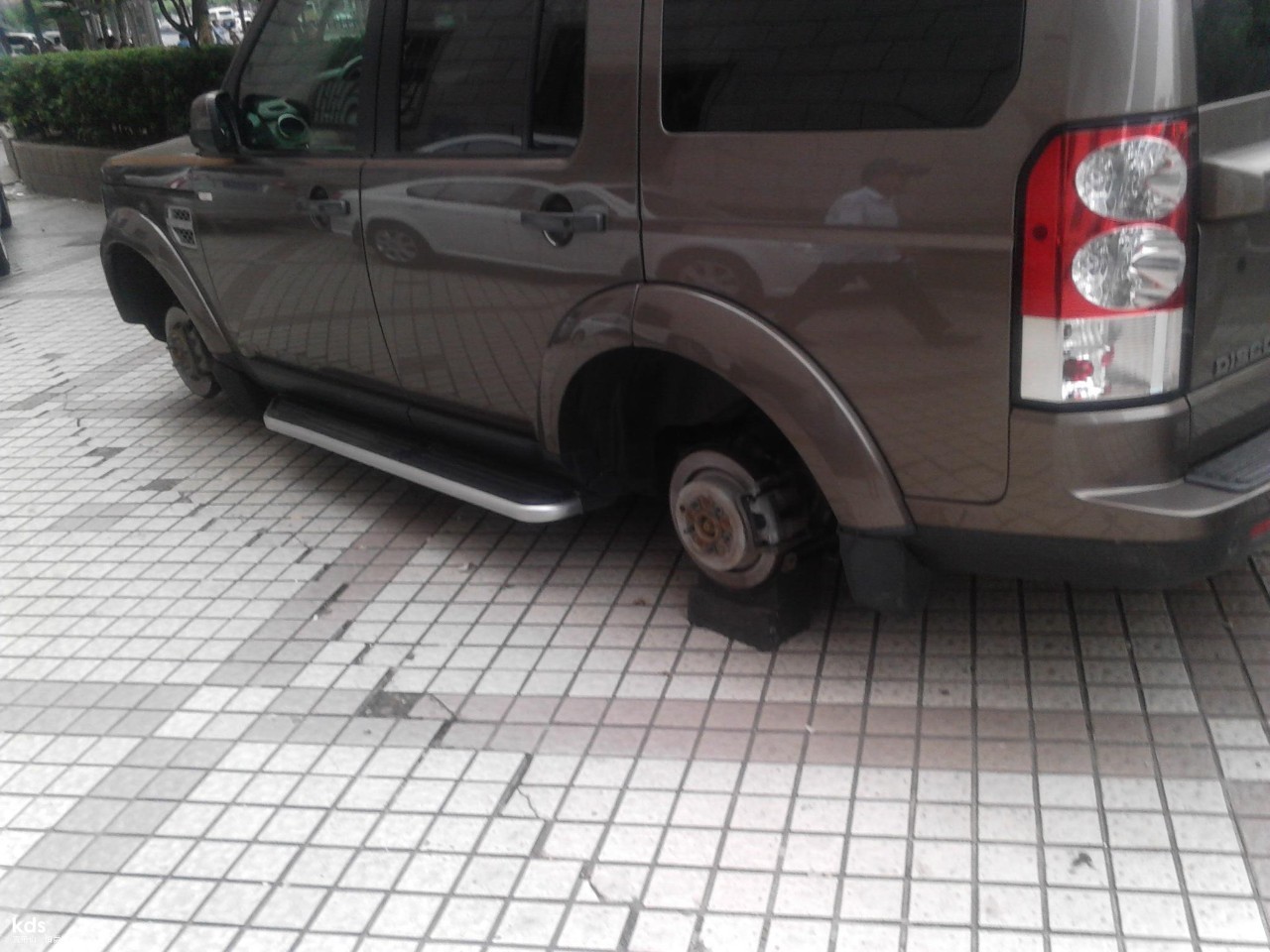 路虎停在工商局大门口，车主出来心都凉了