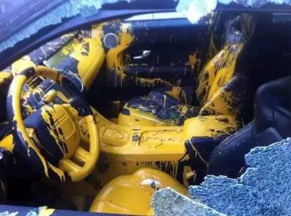 路虎停在工商局大门口，车主出来心都凉了