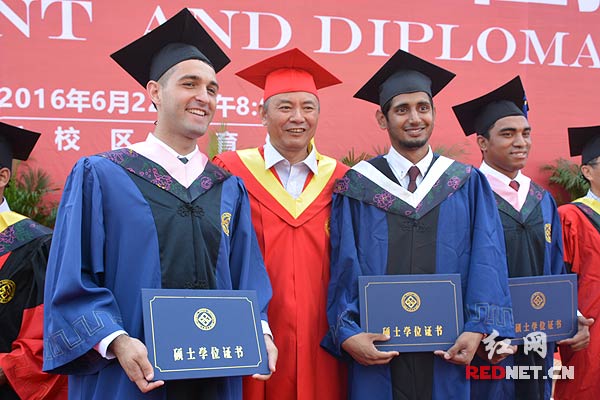 中南大学校长张尧学寄语毕业生期待你们载誉归来