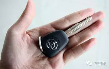 无钥匙启动的汽车，钥匙没电了咋办？