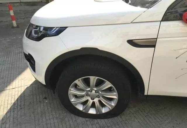 路虎停在工商局大门口，车主出来心都凉了