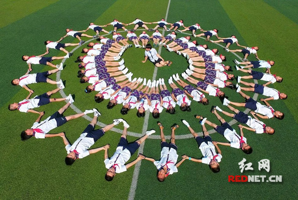 每个班的毕业照都独具特色,造型各异.