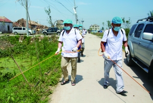 6月25日，在江苏省盐城市阜宁县东沟镇支桥村，工作人员在进行消毒防疫。新华社发