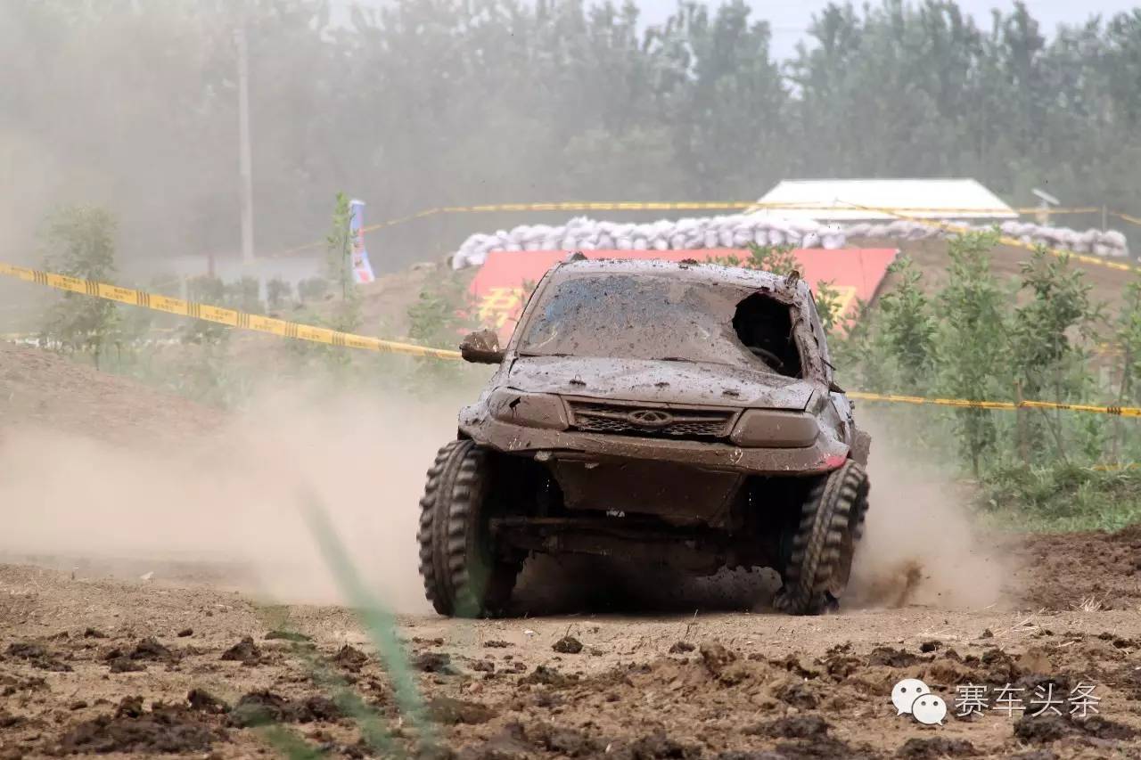 这场比赛所有车的涂装都是“水、泥、灰”