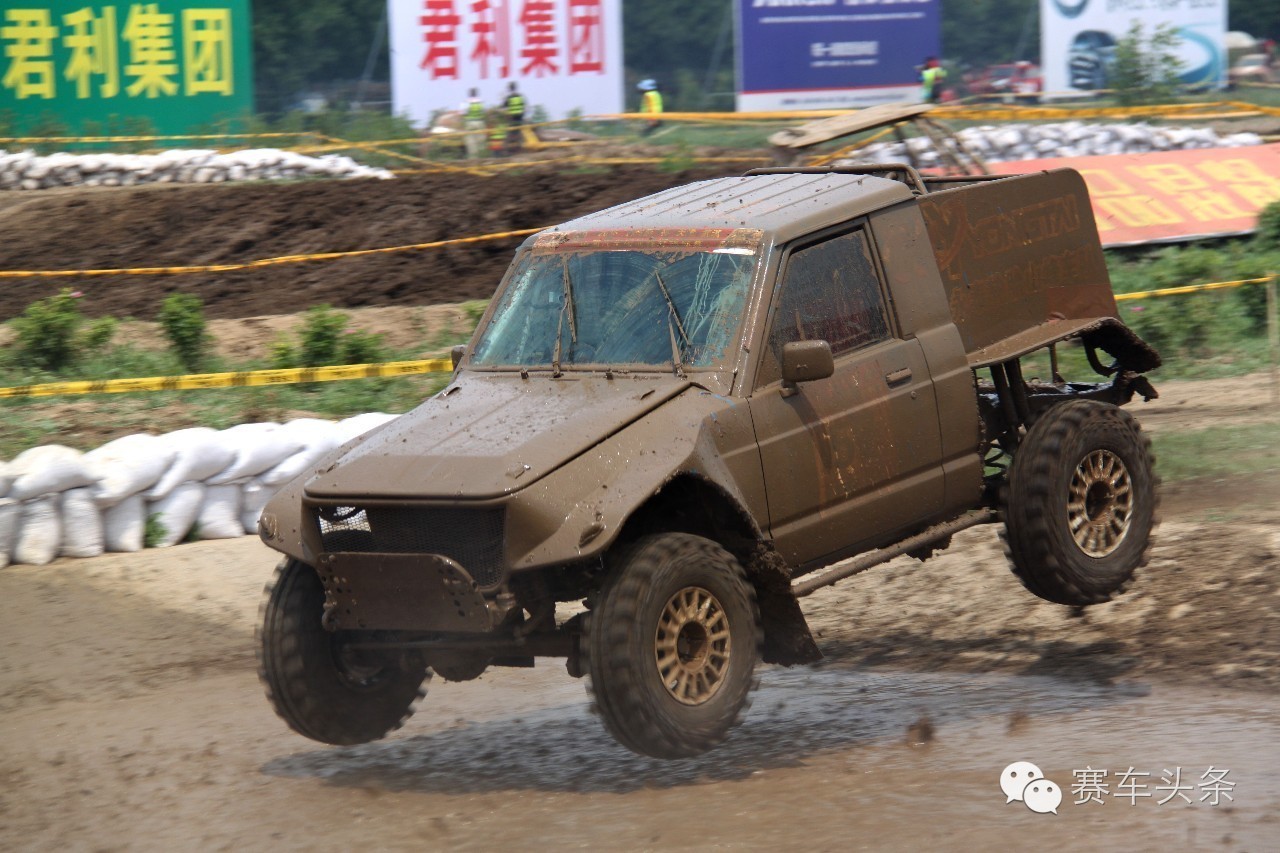 这场比赛所有车的涂装都是“水、泥、灰”