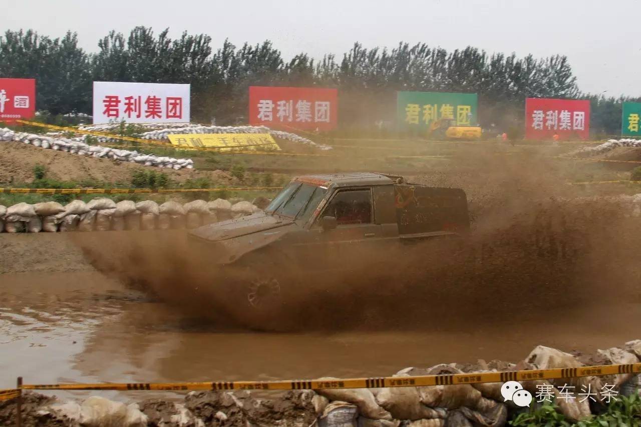 这场比赛所有车的涂装都是“水、泥、灰”