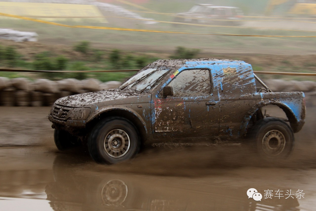 这场比赛所有车的涂装都是“水、泥、灰”