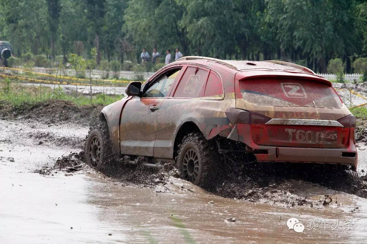 这场比赛所有车的涂装都是“水、泥、灰”