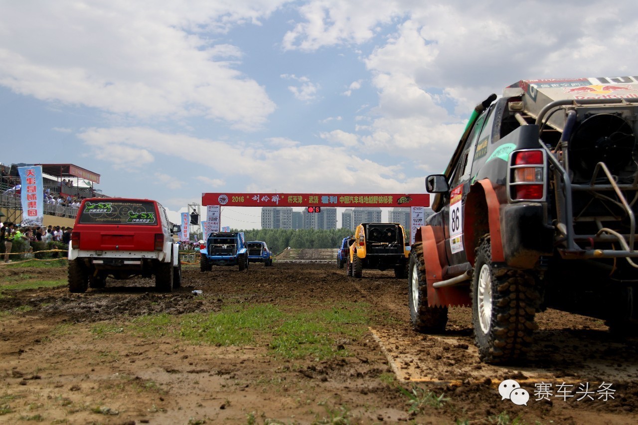 这场比赛所有车的涂装都是“水、泥、灰”