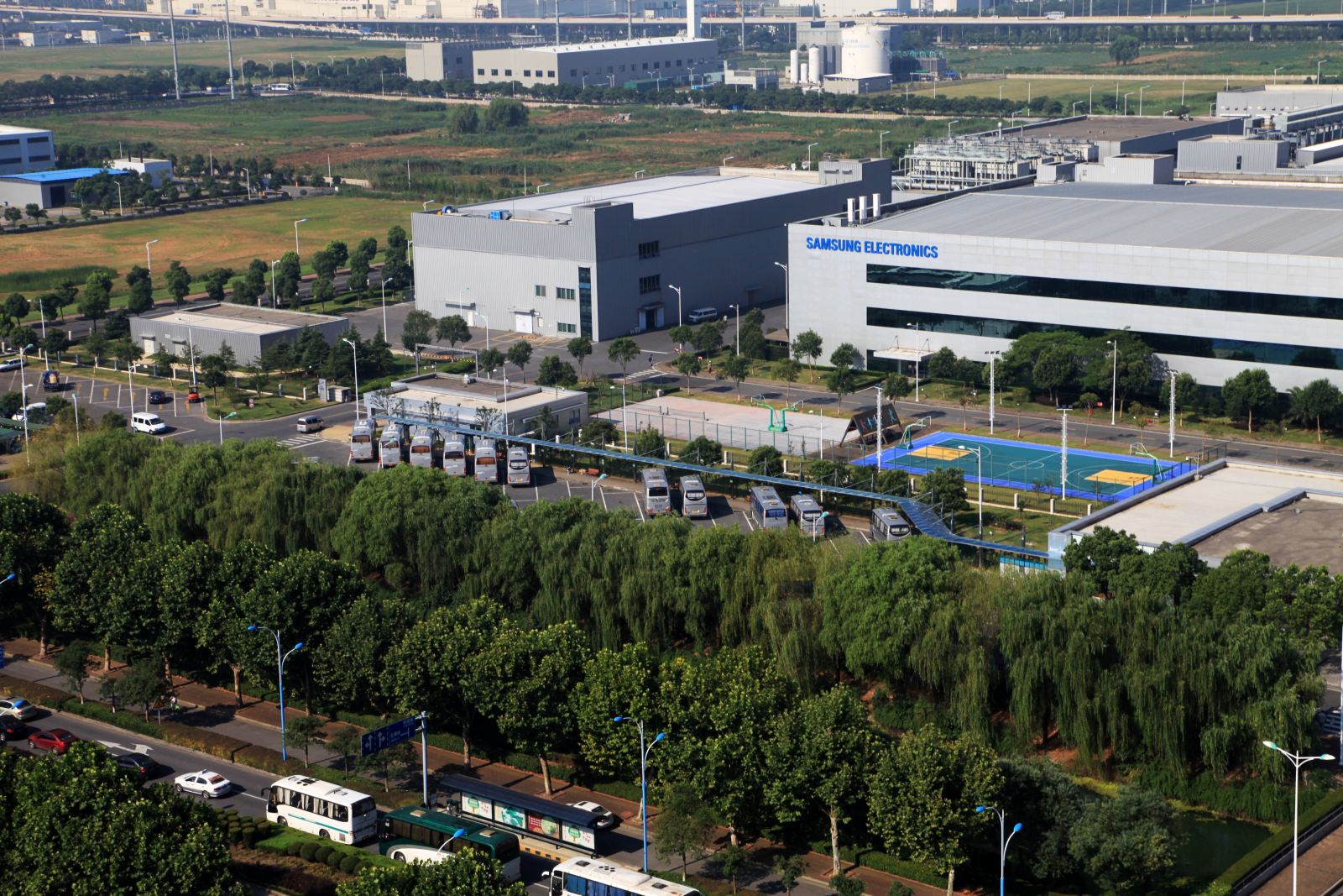 事实上,三星多家工厂的整个制造过程全部由机器设备进行,电脑程序化