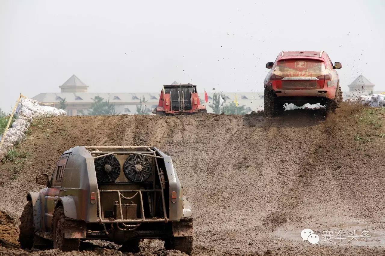 这场比赛所有车的涂装都是“水、泥、灰”
