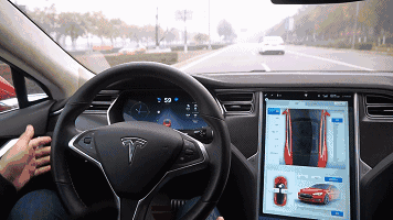 司机睡着了，车子还在开着，原来是特斯拉