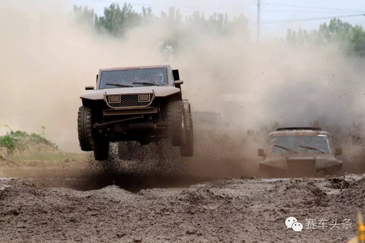 这场比赛所有车的涂装都是“水、泥、灰”