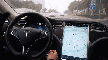 司机睡着了，车子还在开着，原来是特斯拉