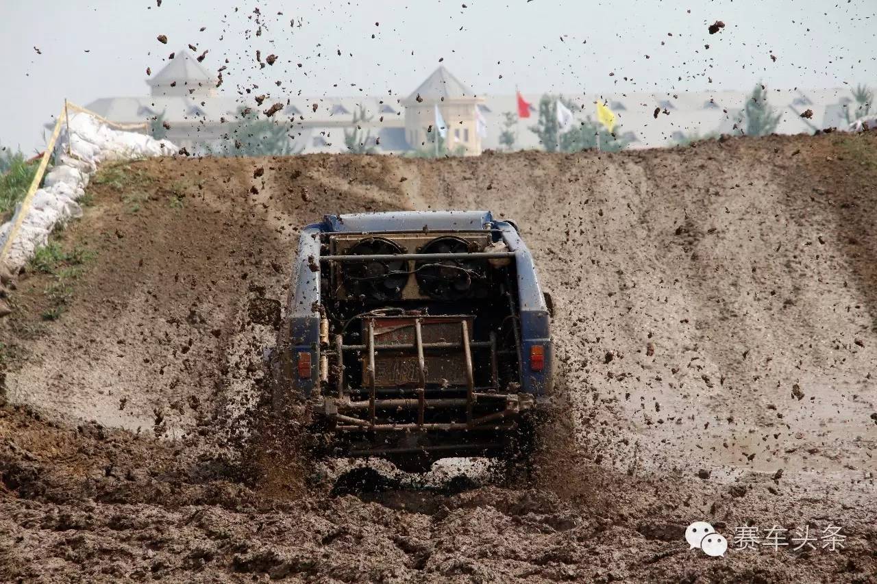 这场比赛所有车的涂装都是“水、泥、灰”