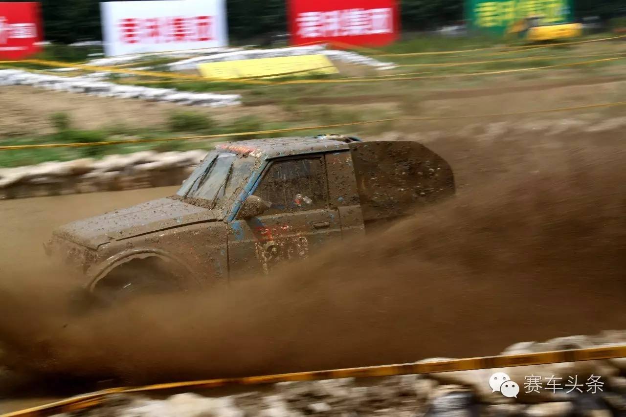 这场比赛所有车的涂装都是“水、泥、灰”