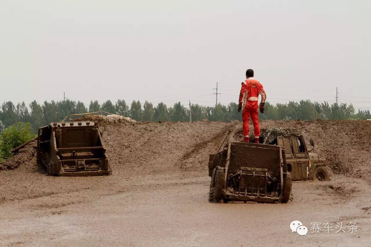 这场比赛所有车的涂装都是“水、泥、灰”