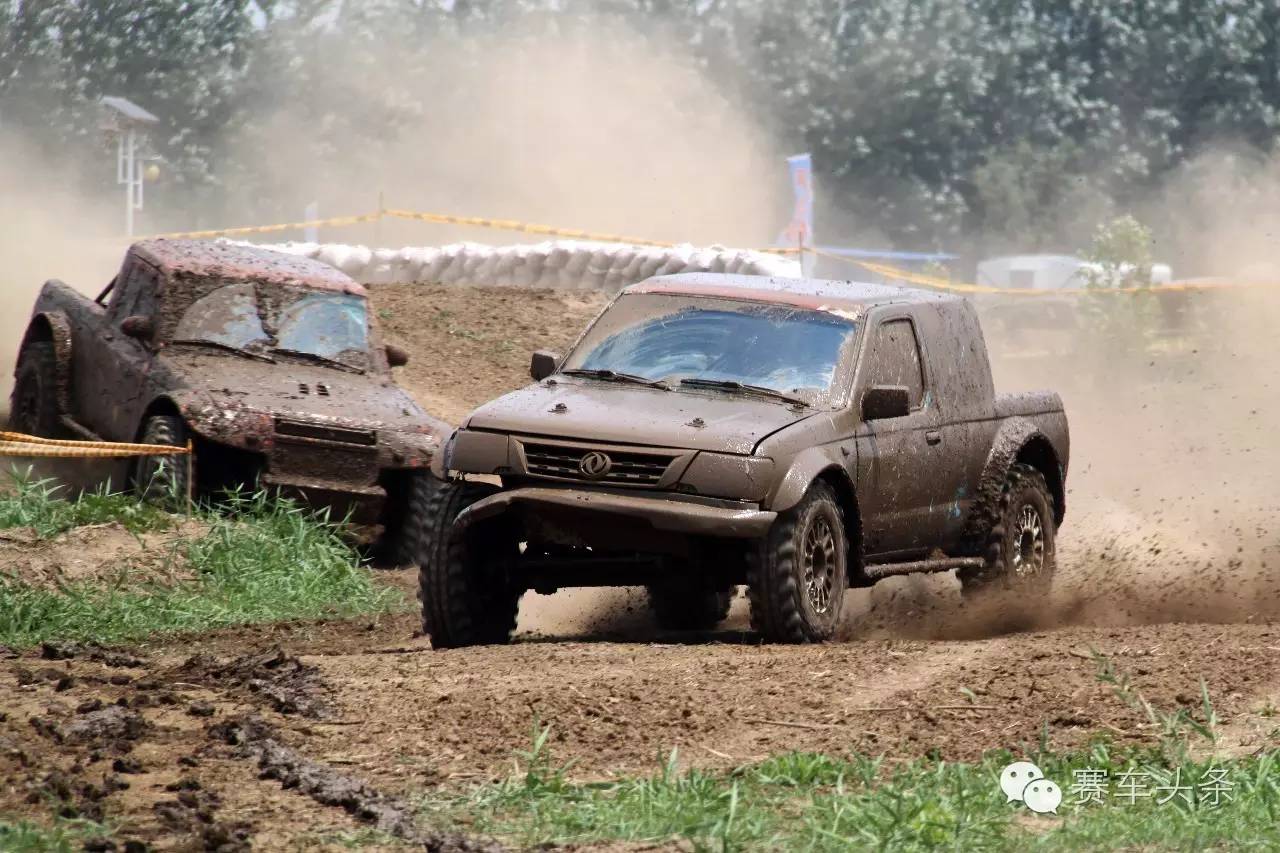 这场比赛所有车的涂装都是“水、泥、灰”