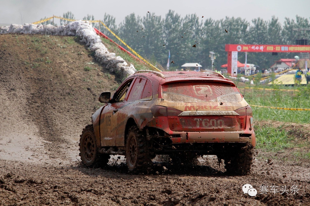 这场比赛所有车的涂装都是“水、泥、灰”