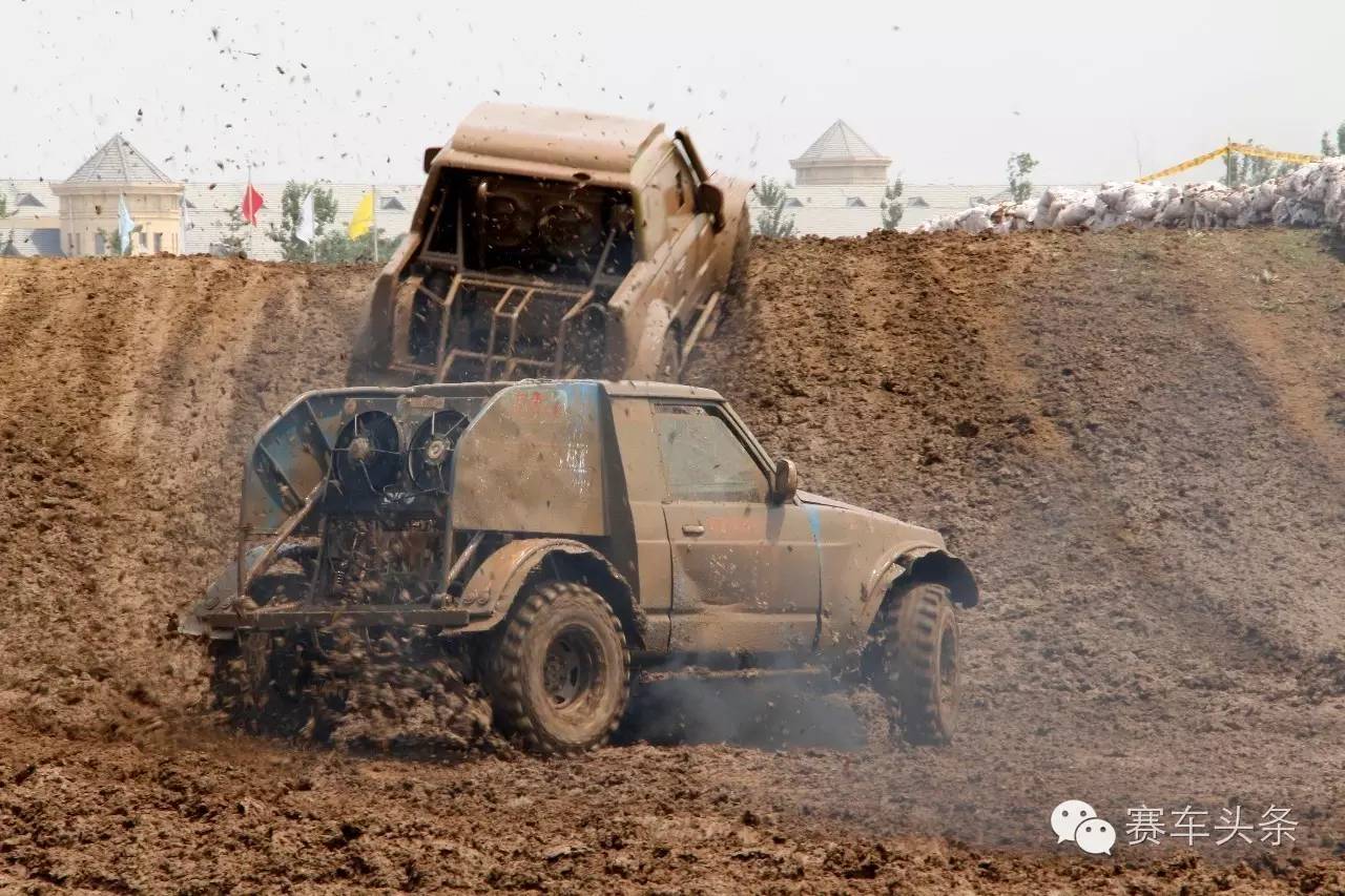 这场比赛所有车的涂装都是“水、泥、灰”