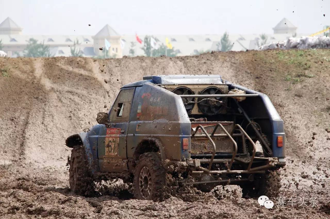 这场比赛所有车的涂装都是“水、泥、灰”