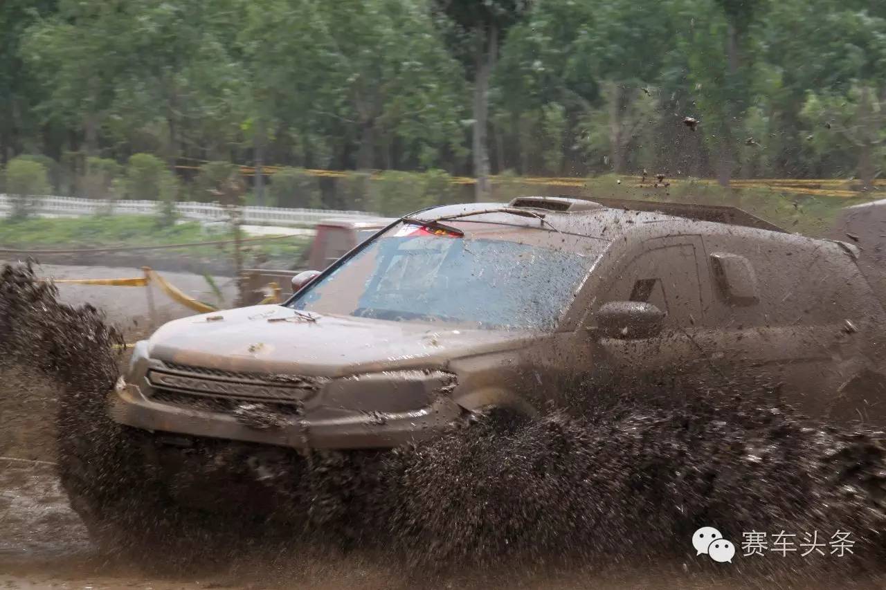 这场比赛所有车的涂装都是“水、泥、灰”