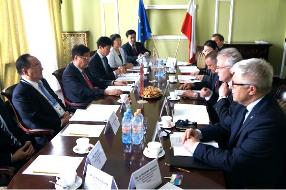 图为:于广洲与马利安在华沙举行双边会谈图为:于广洲与马利安在华沙