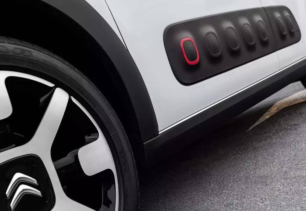 小型SUV再添猛将 雪铁龙发布C3官图