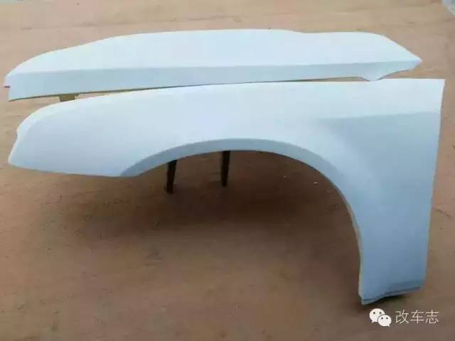 途观撞上劳斯莱斯，司机准备弃车而逃时