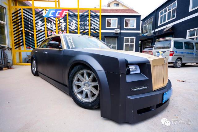 途观撞上劳斯莱斯，司机准备弃车而逃时