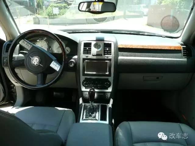 途观撞上劳斯莱斯，司机准备弃车而逃时